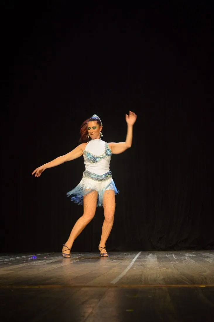 Marci Elvira, fundadora da Escola de Dança We, dançando no palco
